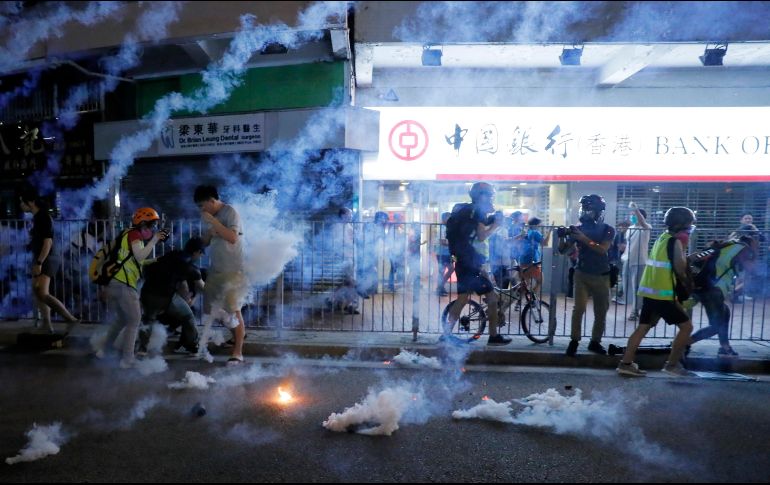 Los manifestantes se retiraron rápidamente tan pronto como la policía disparó gas lacrimógenos y balas de goma. AP/K. Cheung