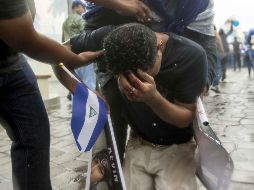 Uno de los heridos es el excarcelado opositor Pedro Estrada, quien sufrió una herida en la cabeza tras caerle una bomba de luz y sonido. EFE/J. Torres