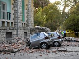 Coches dañados por el desmoronamiento de la fachada de un edificio. AP/H. Pustina