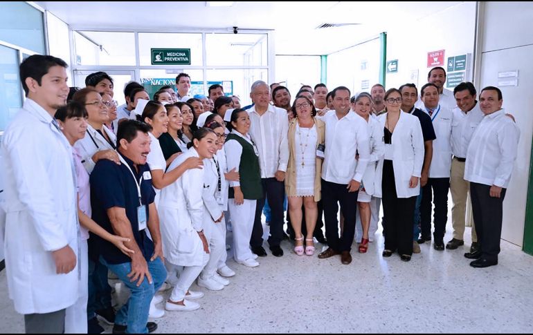 El presidente López Obrador presidió el diálogo con la Comunidad del Hospital Rural Oxkutzcab. En el evento estuvo presente el titular del Seguro Social, Zoé Robledo. NOTIMEX