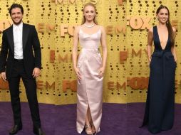 Kit Harington, Sophie Turner y Emilia Clarke posaron en la alfombra morada de los Emmys 2019. ESPECIAL