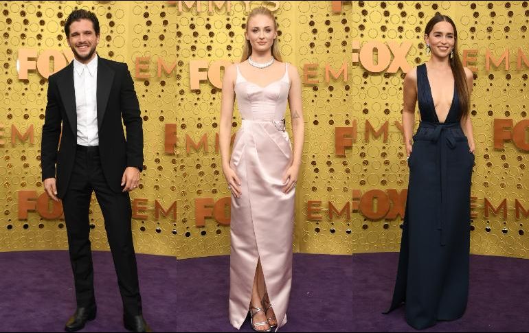 Kit Harington, Sophie Turner y Emilia Clarke posaron en la alfombra morada de los Emmys 2019. ESPECIAL