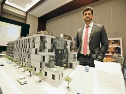 El director de El Centro Inmobiliaria, Benjamín García de Quevedo, presenta la maqueta del nuevo complejo habitacional de la Colonia La Moderna. EL INFORMADOR / F. Atilano
