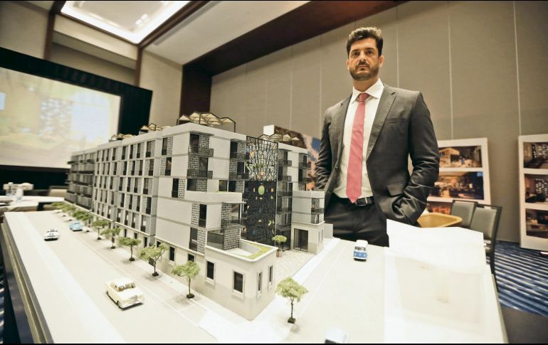 El director de El Centro Inmobiliaria, Benjamín García de Quevedo, presenta la maqueta del nuevo complejo habitacional de la Colonia La Moderna. EL INFORMADOR / F. Atilano