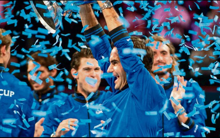El suizo Roger Federer vuelve a levantar un nuevo trofeo al formar parte del equipo de Europa que compitió en su país. AFP