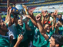 Los jugadores de Tlajomulco levantan eufóricos el trofeo. EL INFORMADOR / G. Gallo