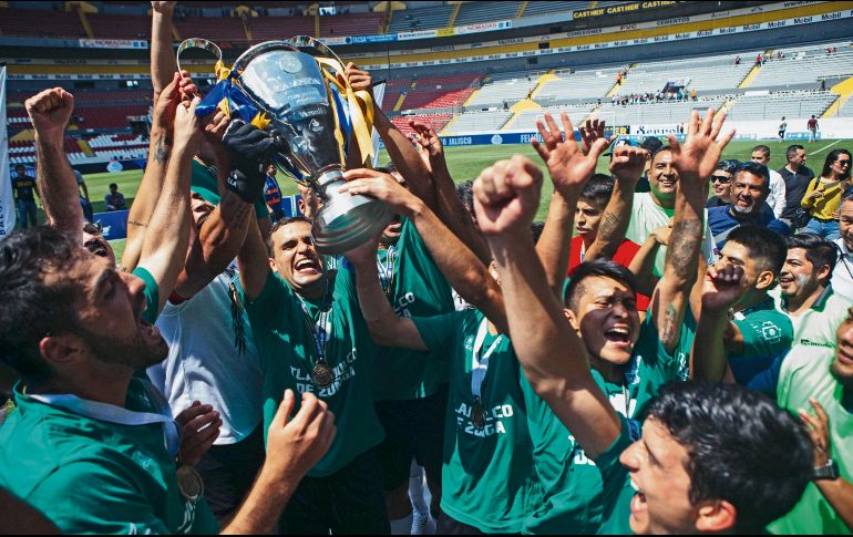Los jugadores de Tlajomulco levantan eufóricos el trofeo. EL INFORMADOR / G. Gallo