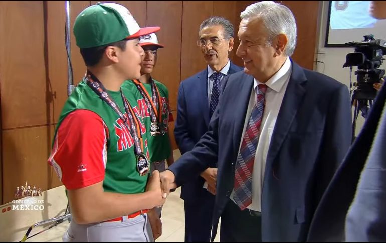 El Mandatario recuerda que en sus tiempos de joven no había esas oportunidades, ya que los beisbolistas se formaban en el llano, no había escuelas. YouTube / Gobierno de México