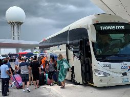 Turistas llegan al aeropuerto de Cancún para tomar su vuelo de regreso a su país de origen por medio de la empresa turística Thomas Cook. EFE/L. Cruz