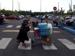 Ciudadanos se abastecen de víveres, agua y comida antes de la llegada de la tormenta. EFE/T. Llorca