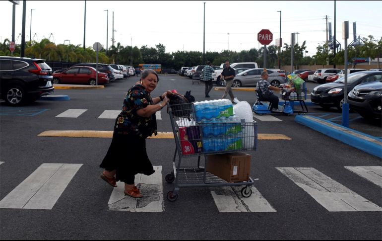 Ciudadanos se abastecen de víveres, agua y comida antes de la llegada de la tormenta. EFE/T. Llorca