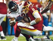 Khalil Mack (izq.) hizo ver su suerte a la ofensiva de los Redskins, al lograr dos capturas y un par de balones sueltos forzados. AP / P. Semansky