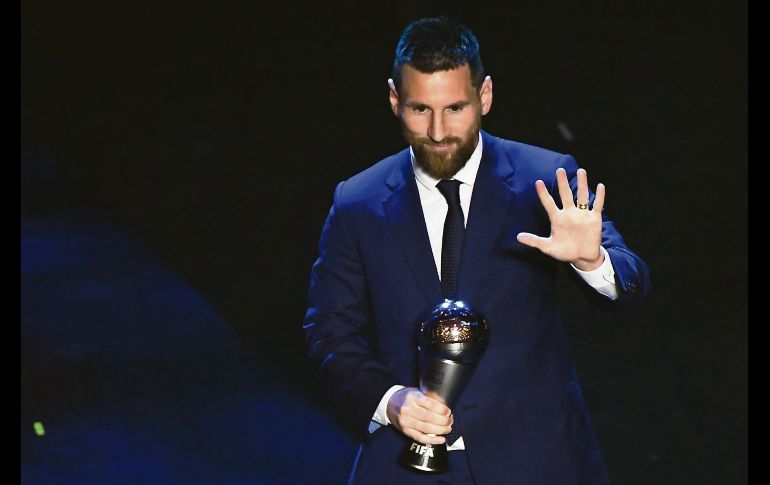 Messi saluda tras recibir el trofeo que lo acredita como el Mejor Jugador del Año para la FIFA. AFP