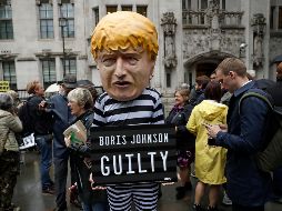 Un hombre disfrazado del primer ministro británico, Boris Johnson, se manifiesta frente a la Corte Suprema en Londres. Johnson dijo que respetará la decisión de la Corte. AP/M. Dunham