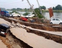 El sismo abrió grietas del tamaño de un auto en las carreteras. 
