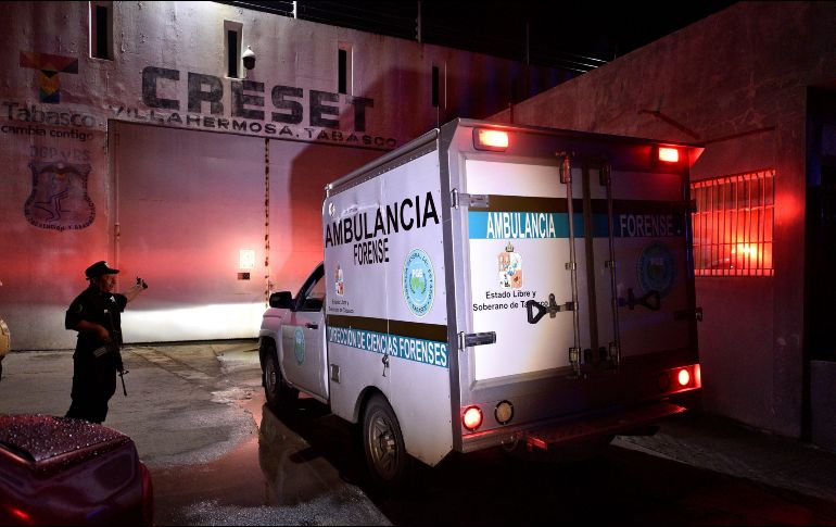 Una ambulancia del servicio forense en el Centro de Reinserción Social del Estado de Tabasco, en Villahermosa, tras la riña del lunes. EFE/ARCHIVO