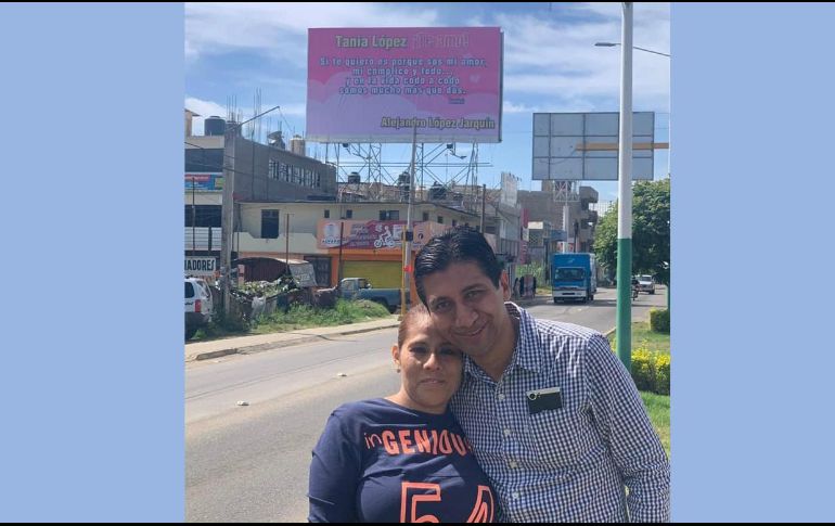 Colocado en la Carretera Ex-Garita, en la entrada del municipio, el enorme anuncio con fondo color de rosa incluye un poema de Mario Benedetti. FACEBOOK / Tania López López