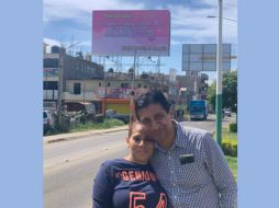 Colocado en la Carretera Ex-Garita, en la entrada del municipio, el enorme anuncio con fondo color de rosa incluye un poema de Mario Benedetti. FACEBOOK / Tania López López