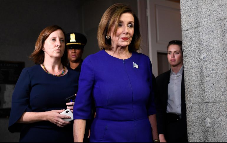 Nancy Pelosi sale luego de una reunión a puerta cerrada con el caucus demócrata. AP/S. Walsh