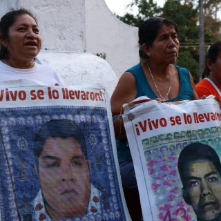 Autoridades buscan a los 43 estudiantes de Ayotzinapa en otro basurero