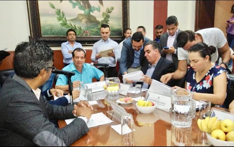 Adicional al puente, los burócratas del Congreso recibirán un bono de 900 pesos, en lugar de que se organice un evento de festejo. Cortesía