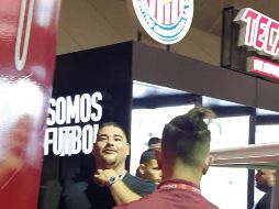 El boxeador fue reconocido por toda la afición presente en los diferentes corredores del Akron. EL INFORMADOR / A. Ramírez