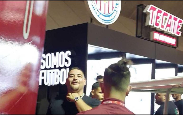 El boxeador fue reconocido por toda la afición presente en los diferentes corredores del Akron. EL INFORMADOR / A. Ramírez