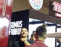 El boxeador fue reconocido por toda la afición presente en los diferentes corredores del Akron. EL INFORMADOR / A. Ramírez