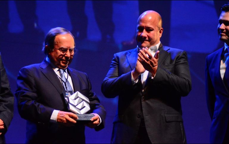 El presidente de Grupo San Carlos recibió este martes el premio a la Trayectoria que otorga la Coparmex Jalisco. ESPECIAL