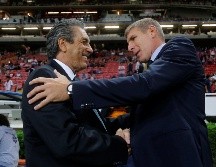 Tomás Boy (izq) se quedó muy corto en lo estratégico ante Martín Palermo (der). EFE