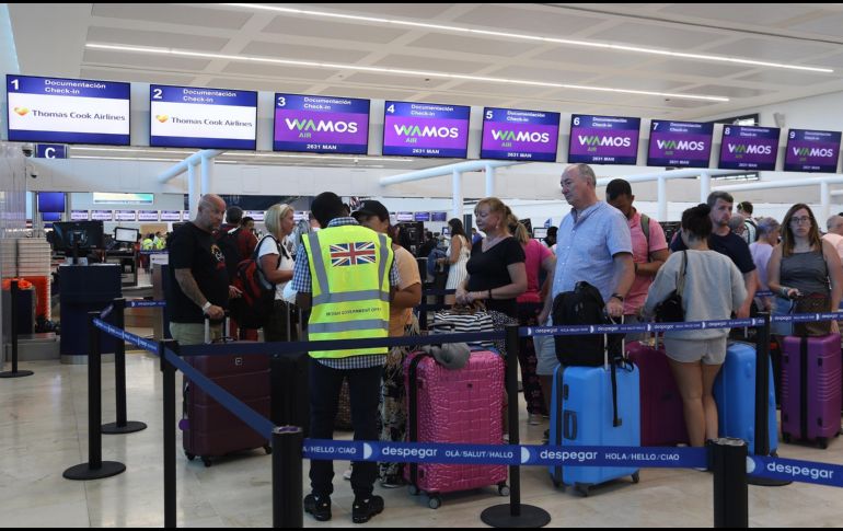 La quiebra de Thomas Cook, que a nivel mundial transportaba a 20 millones de pasajeros, ha dejado a 150 mil turistas atrapados en el extranjero. EFE/L. Cruz