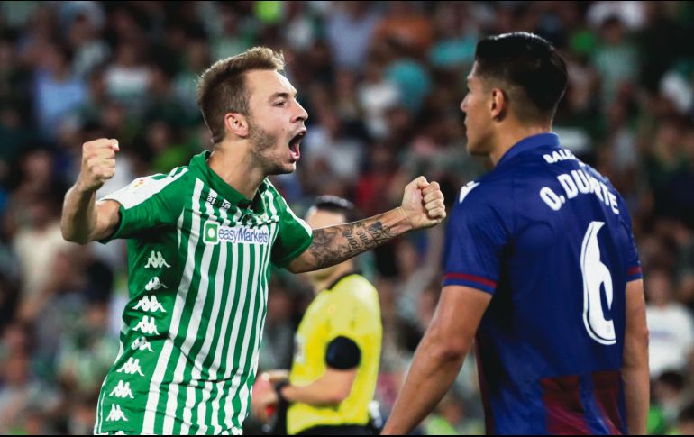Loren (izq.) se convirtió en el héroe del Betis, al marcar dos tantos ayer ante el Levante. EFE / J. Muñoz