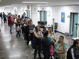 A las 07:00 horas de ayer, unas 50 personas esperaban a que las recibieran en el laboratorio de la Clínica 3 del IMSS, que ha extendido sus horarios para atender a más pacientes. EL INFORMADOR/E. Barrera