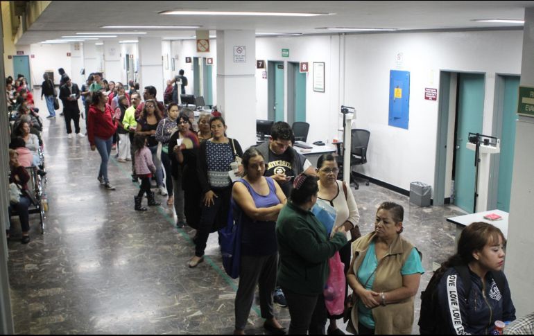 A las 07:00 horas de ayer, unas 50 personas esperaban a que las recibieran en el laboratorio de la Clínica 3 del IMSS, que ha extendido sus horarios para atender a más pacientes. EL INFORMADOR/E. Barrera