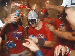 Jugadores de Washington celebran con un baño de cerveza tras los dos juegos de ayer ante Filadelfia. AP