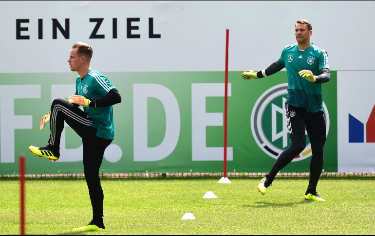 El meta del Bayern, Manuel Neuer (D), es capitán y portero titular de la Selección, pero ter Stegen (I) reclama más oportunidades. AFP / ARCHIVO