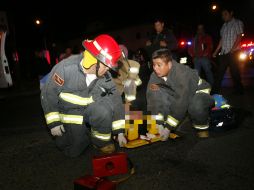 Paramédicos confirman que dos personas habían fallecido, una mujer de 33 años y un menor de 14 años; viajaban en la camioneta. EL INFORMADOR/ ARCHIVO