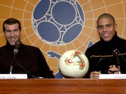 Ronaldo y Zidane formaron parte de los llamados ¨galácticos¨ en el Real Madrid. AP / ARCHIVO