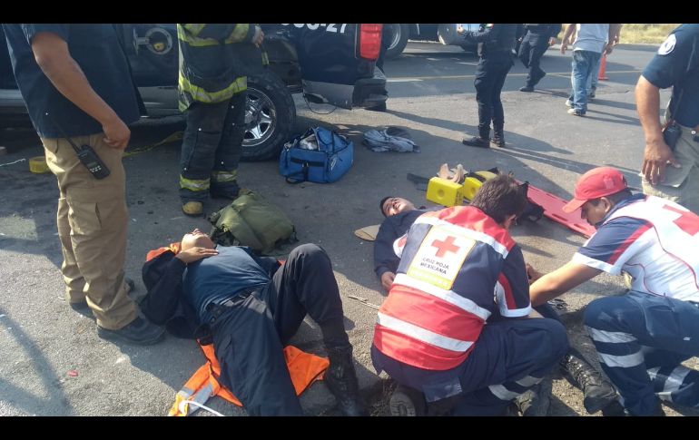 Los rescatistas encontraron lesionados a los dos oficiales que tripulaban la patrulla, ambos en estado regular. ESPECIAL/ Protección Civil Jalisco