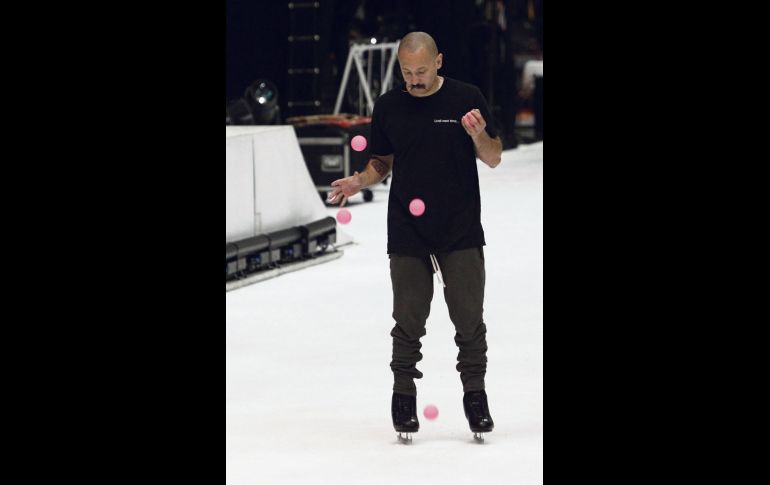 Desde hace 10 años, el chileno Jorge Petit reside en Canadá, en donde inició su formación circense de manera profesional, perfeccionando su habilidad con los malabares de pelotas sobre hielo. EL INFORMADOR / A. Camacho