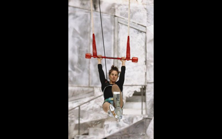 Para crear la pista de hielo de 48x21 metros y su escenografía, Cirque du Soleil llegó a la Arena VFG con 18 camiones y herramientas de trabajo como los trapecios utilizados por la canadiense Danica Gagnon-Plamondon. EL INFORMADOR / A. Camacho