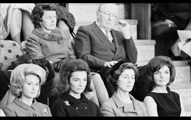 Janet Auchincloss con sus hijas Jacqueline Bouvier Kennedy Onassis y Lee Bouvier Radziwill Ross, entre otras celebridades.