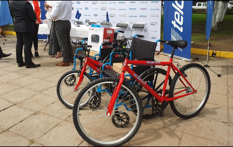 Niñas, niños y adolescentes fueron beneficiados con tabletas, impresoras, bicicletas y sillas de ruedas. EL INFORMADOR / M. Navarro
