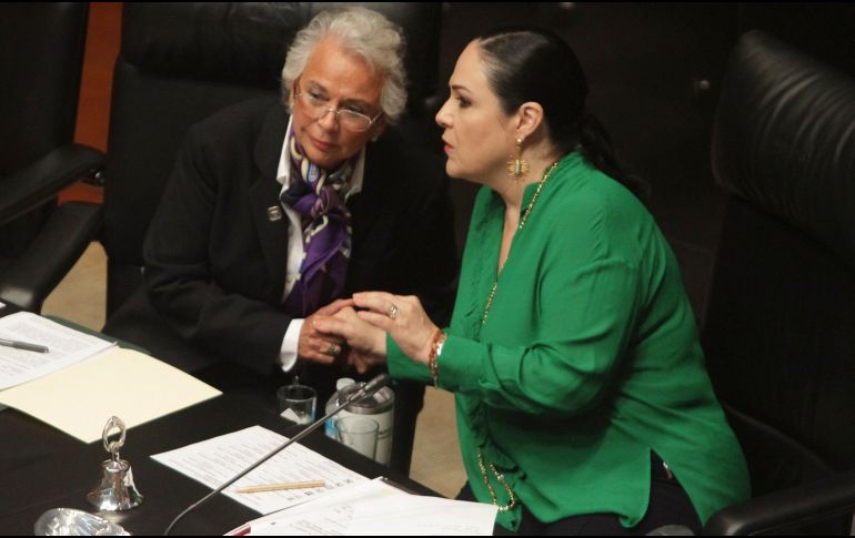 Olga Sánchez Cordero (i) se presentó para comparecer ante el pleno del Senado como parte de la glosa por el Primer Informe de Gobierno del Presidente Andrés Manuel López Obrador. NTX/G. Durán