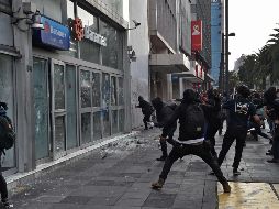 Encapuchados vandalizan edificios y negocios en marcha por Ayotzinapa