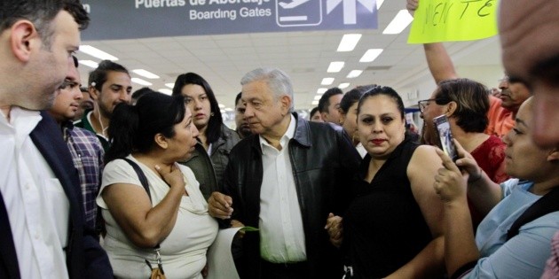 Reciben a L&oacute;pez Obrador con "vivas" y con un perico en Torre&oacute;n