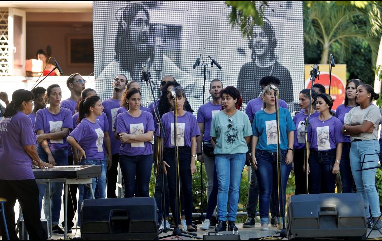 El Coro Nacional de Cuba interpreta canciones de la banda británica The Beatles este jueves, en La Habana. EFE/Y. Zamora