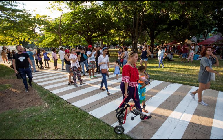 Locales y turistas caminan por un paso peatonal que recuerda el cruce de Abbey Road, en La Habana. EFE/Y. Zamora