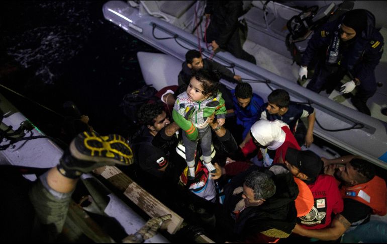 Buques y aeronaves de rescate de la agencia Frontex participaron en las labores de emergencia. AP/P. Giannakouris