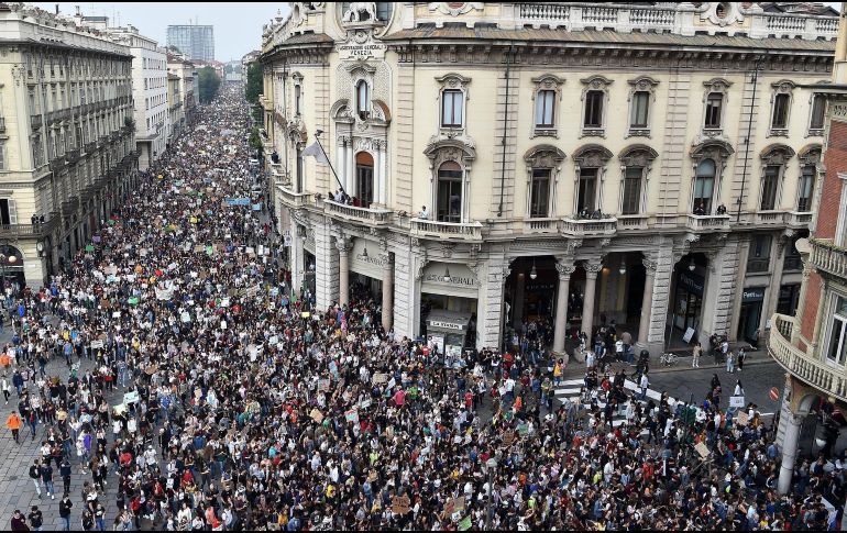 Durante la procesión, se instó a los políticos de todo el mundo a actuar ante la emergencia climática. EFE/A. Di Marco